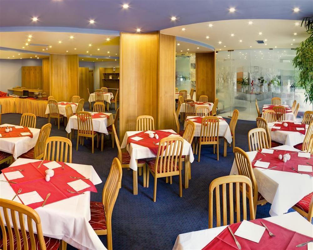 Luxury Family Hotel Bila Labut Prague Restoran gambar